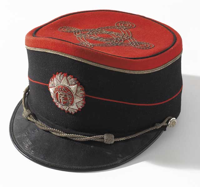 1935 Pattern Irish Free State Officer's Shako at Whyte's Auctions