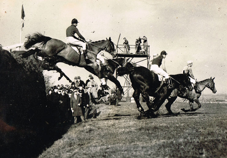 Horse Racing 1940s-50s: Irish interest press photographs including Phoenix Park races at Whyte's Auctions